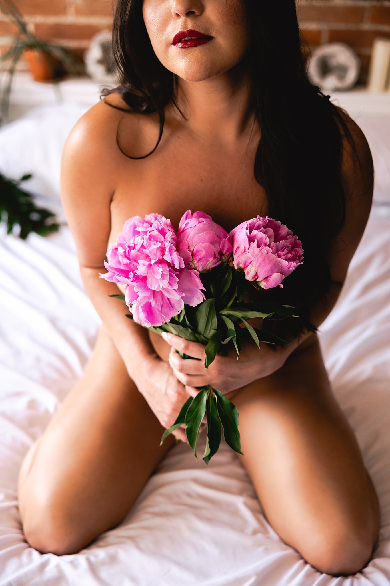 https://wmnkndboudoir.com/wp-content/uploads/2023/06/intimate_boudoir_photography_portraits_with_flowers_kansas_city_photographer_wmnknd2.jpg